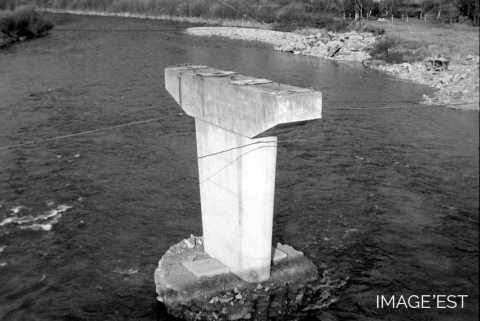 Reconstruction du pont (Charmes)