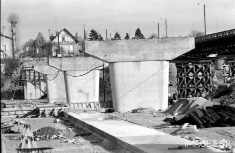 Reconstruction du pont (Charmes)