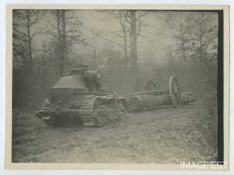 Tracteur autochenille tirant des grumes
