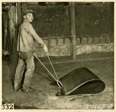 Pliage des platines (Mont-Saint-Martin)