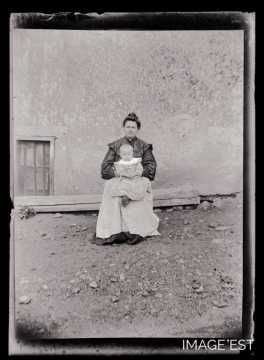Femme assise tenant un enfant (Amance)