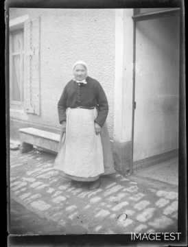 Femme âgée debout (Amance)