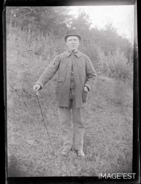 Homme âgé debout (Amance)