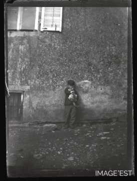 Enfant tenant un chat (Amance)