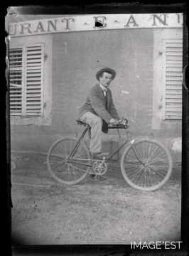 Homme sur une bicyclette (Amance)