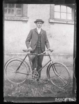 Homme coiffé d'un canotier (Amance)