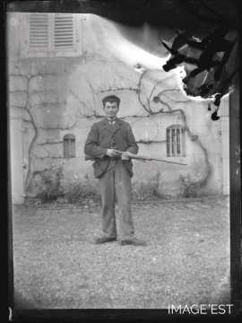 Homme tenant un fusil (Amance)