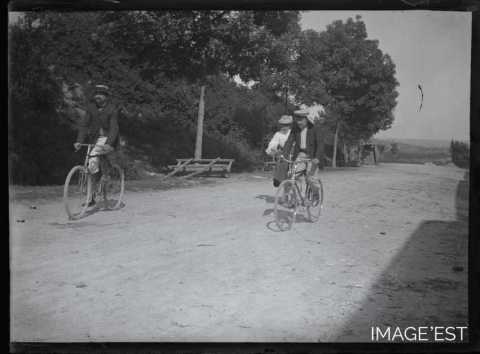 Cyclistes sur une route de campagne (Amance)