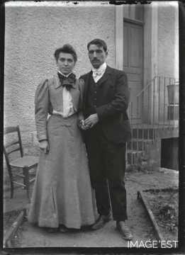 Couple de jeunes mariés (Amance)