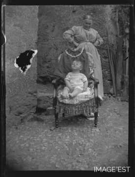 Enfant assis (Amance)