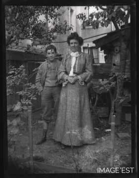 Femme et enfant (Amance)