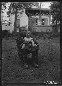 Jeune fille tenant un enfant (Amance)