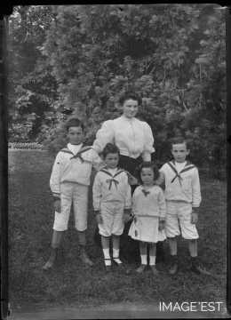 Jeune femme et enfants (Amance)