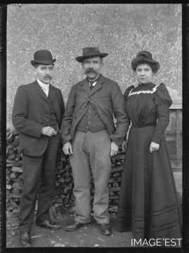 Groupe de trois personnes (Amance)