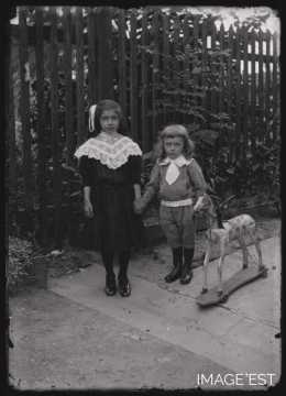 Enfants avec une cheval de bois (Amance)