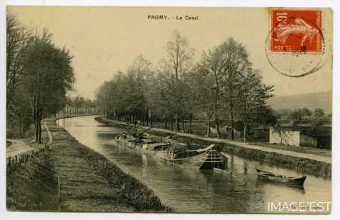 Péniche chargée (Pagny-sur-Moselle)
