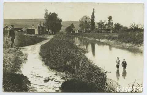 Enfants et soldat allemand (Pagny-sur-Moselle)