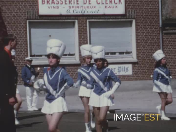 Défilé dans les rues de Roye (Somme)