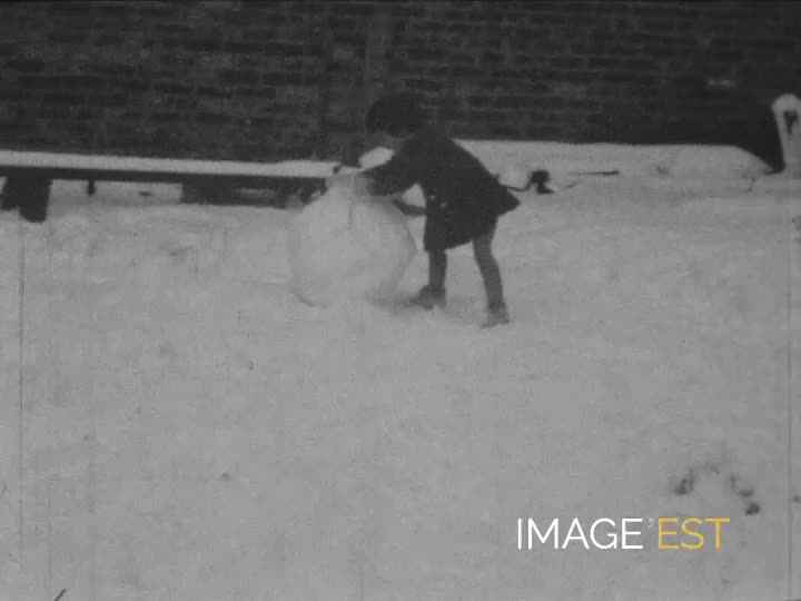 Bataille de boules de neige en famille
