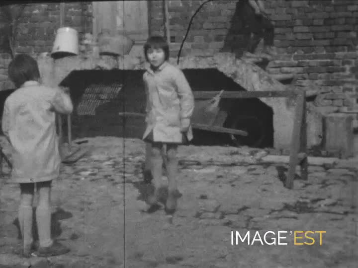 Jeux d’enfants dans le jardin