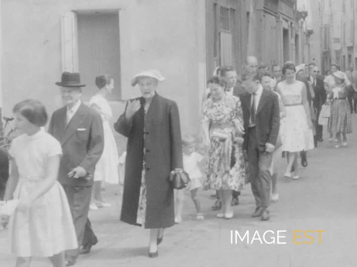 Fête de famille dans un jardin