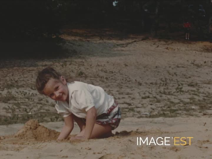 Jeux d'enfants en forêt
