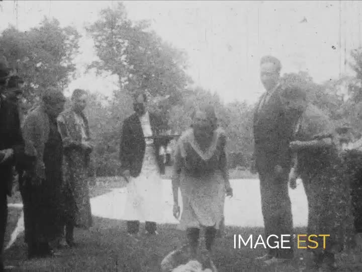 Famille au bord d'un étang