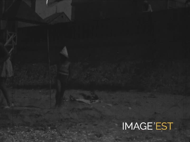 Promenade d’enfants sur la plage
