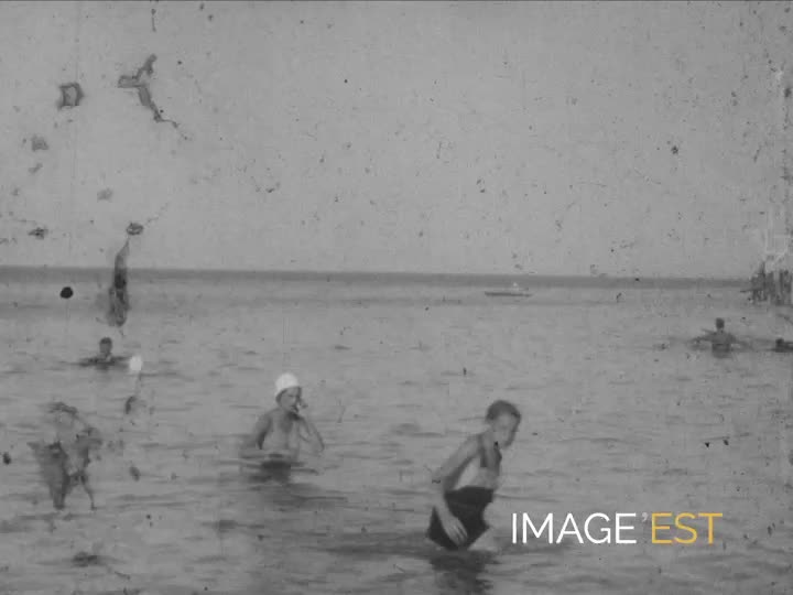Famille en bord de mer et rassemblement public