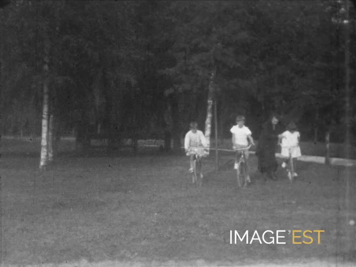 Jeux d'enfants et apprentissage du vélo à Chauny (Aisne)