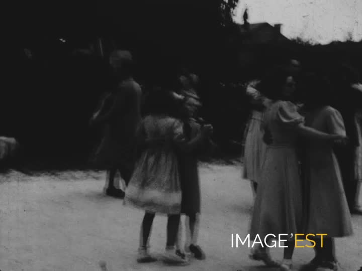 Scènes familiales et villageoises à Neuvizy (Ardennes)