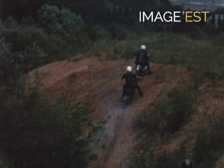 Entraînement de moto-cross dans les Ardennes