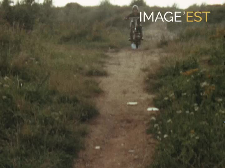Entraînement de moto-cross dans les Ardennes