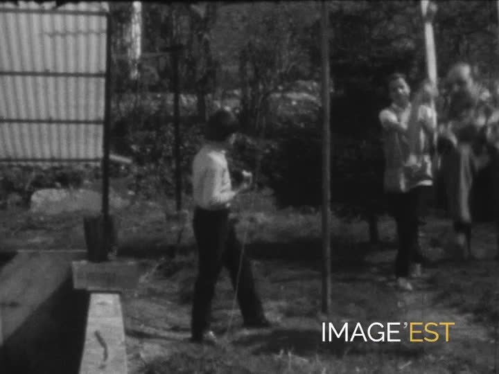 Famille dans un jardin à Monthermé (Ardennes)