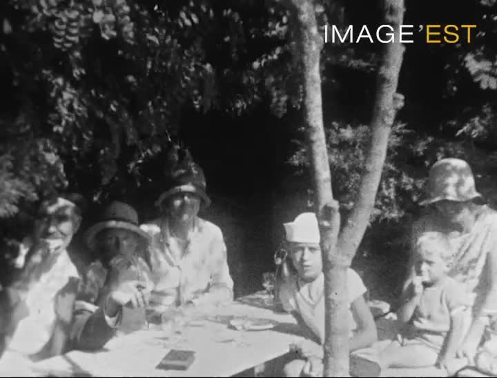 À l'ombre de la pinède, balançoire, gouter et bain de mer...