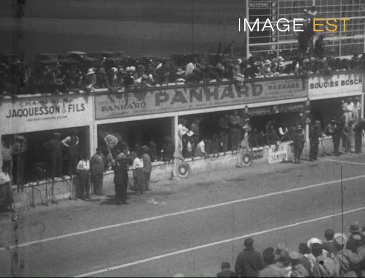 Circuit automobile de Reims-Gueux "Sur la ligne de départ" 