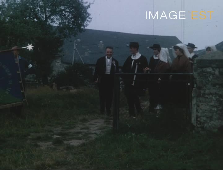 Route des vacances... “pique-nique, vieilles pierres, pêche et danse folklorique“