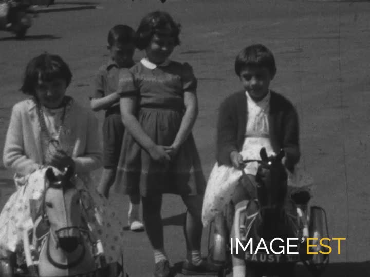 En tricycle sur la place Hugues-Plomb (Marne)