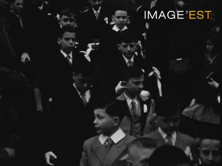Communion d'un jeune garçon