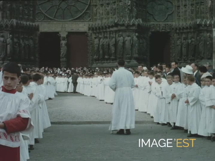 Cérémonie de communion à la Cathédrale Notre-Dame de Reims (Marne)