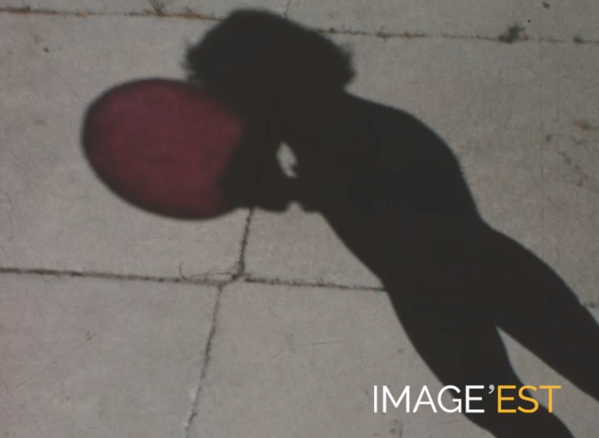 "Reflets, verres et briques de verre. Gouttes de couleurs."