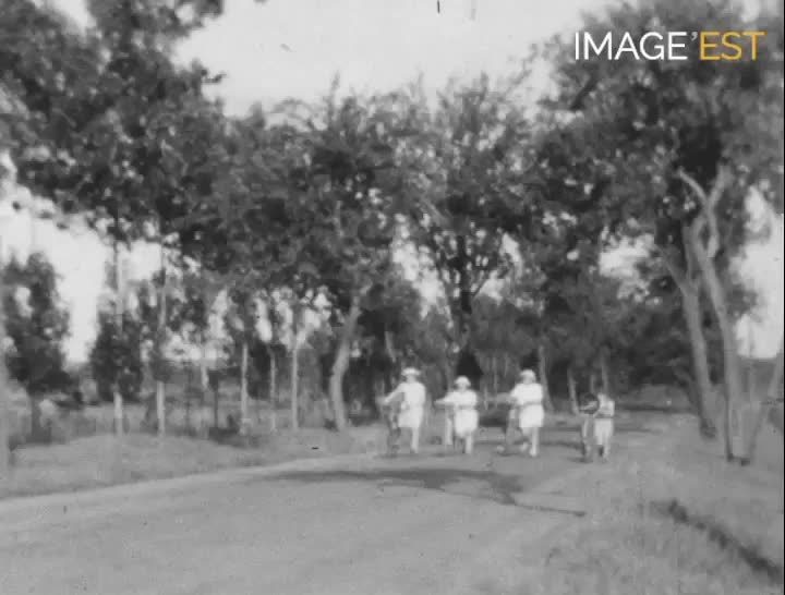 4 enfants à bicyclette