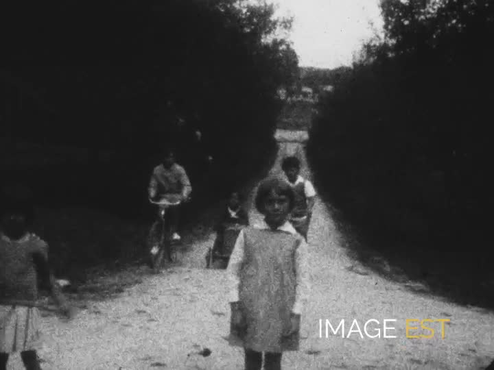 Enfants à vélo à Bourdons (Haute Marne)