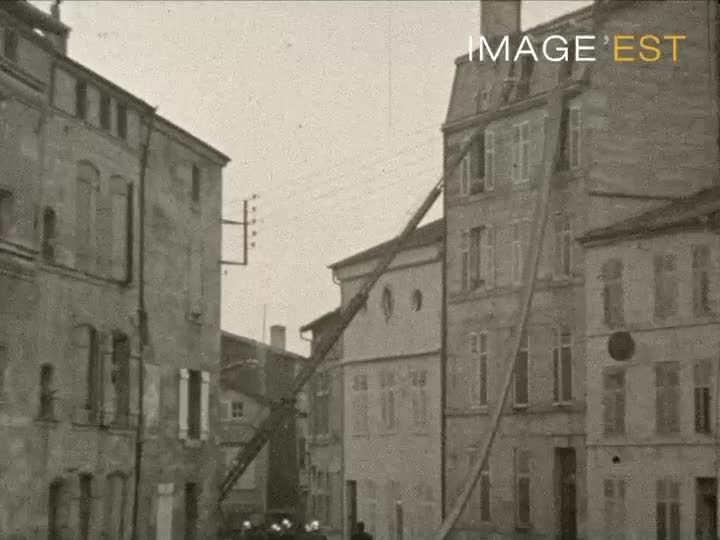 Échelle aérienne et le sac de sauvetage des pompiers (L')