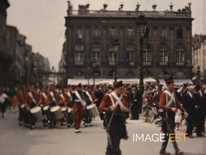Défilé d'une fanfare place Stanislas à Nancy (Meurthe-et-Moselle)