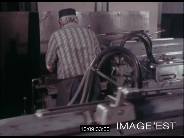 Des mécaniciens en usine